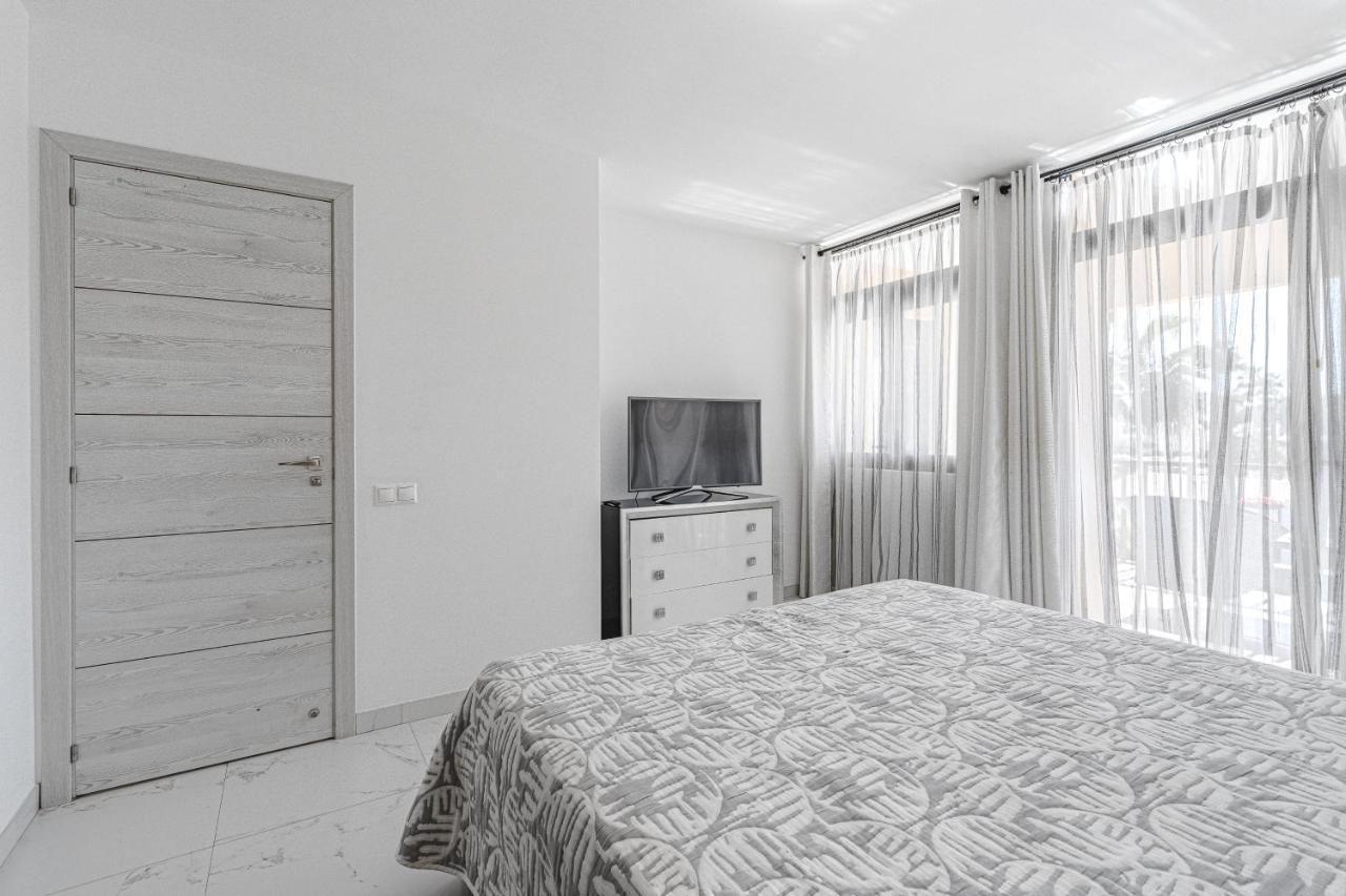 Amazing 3 Bedroom Apartment On The First Line Of The Best Las Americas Beach, Air Conditioner And Terrace Ocean View Playa de las Américas Kültér fotó