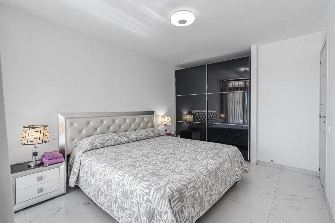 Amazing 3 Bedroom Apartment On The First Line Of The Best Las Americas Beach, Air Conditioner And Terrace Ocean View Playa de las Américas Kültér fotó