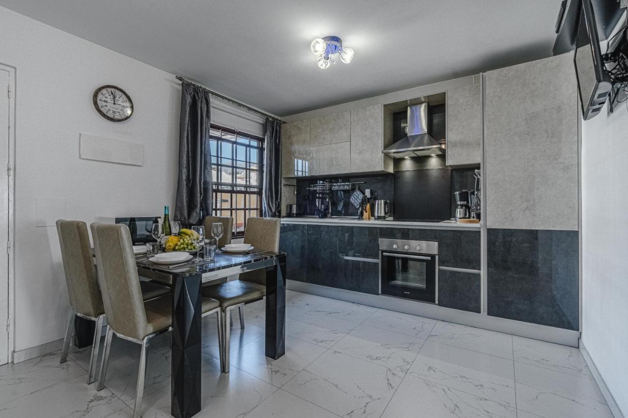 Amazing 3 Bedroom Apartment On The First Line Of The Best Las Americas Beach, Air Conditioner And Terrace Ocean View Playa de las Américas Kültér fotó