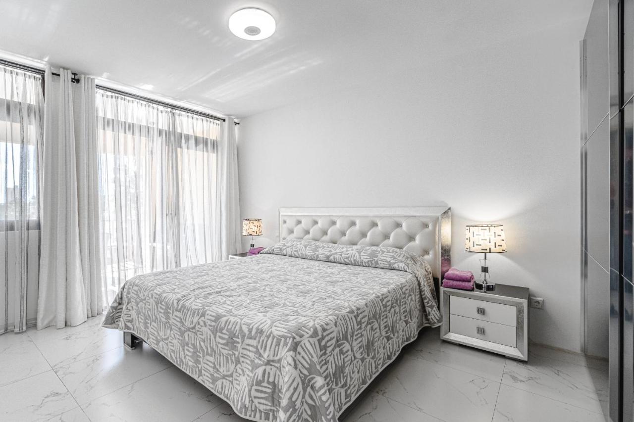 Amazing 3 Bedroom Apartment On The First Line Of The Best Las Americas Beach, Air Conditioner And Terrace Ocean View Playa de las Américas Kültér fotó