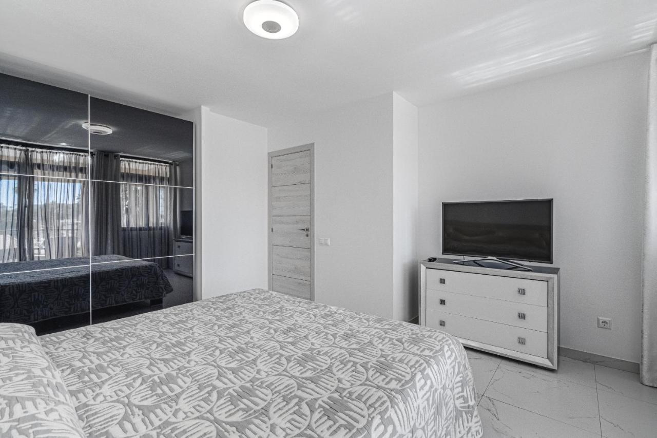 Amazing 3 Bedroom Apartment On The First Line Of The Best Las Americas Beach, Air Conditioner And Terrace Ocean View Playa de las Américas Kültér fotó