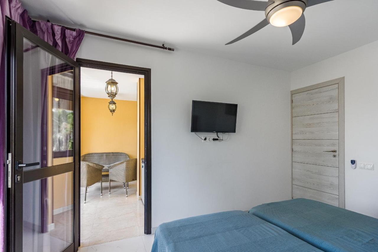 Amazing 3 Bedroom Apartment On The First Line Of The Best Las Americas Beach, Air Conditioner And Terrace Ocean View Playa de las Américas Kültér fotó